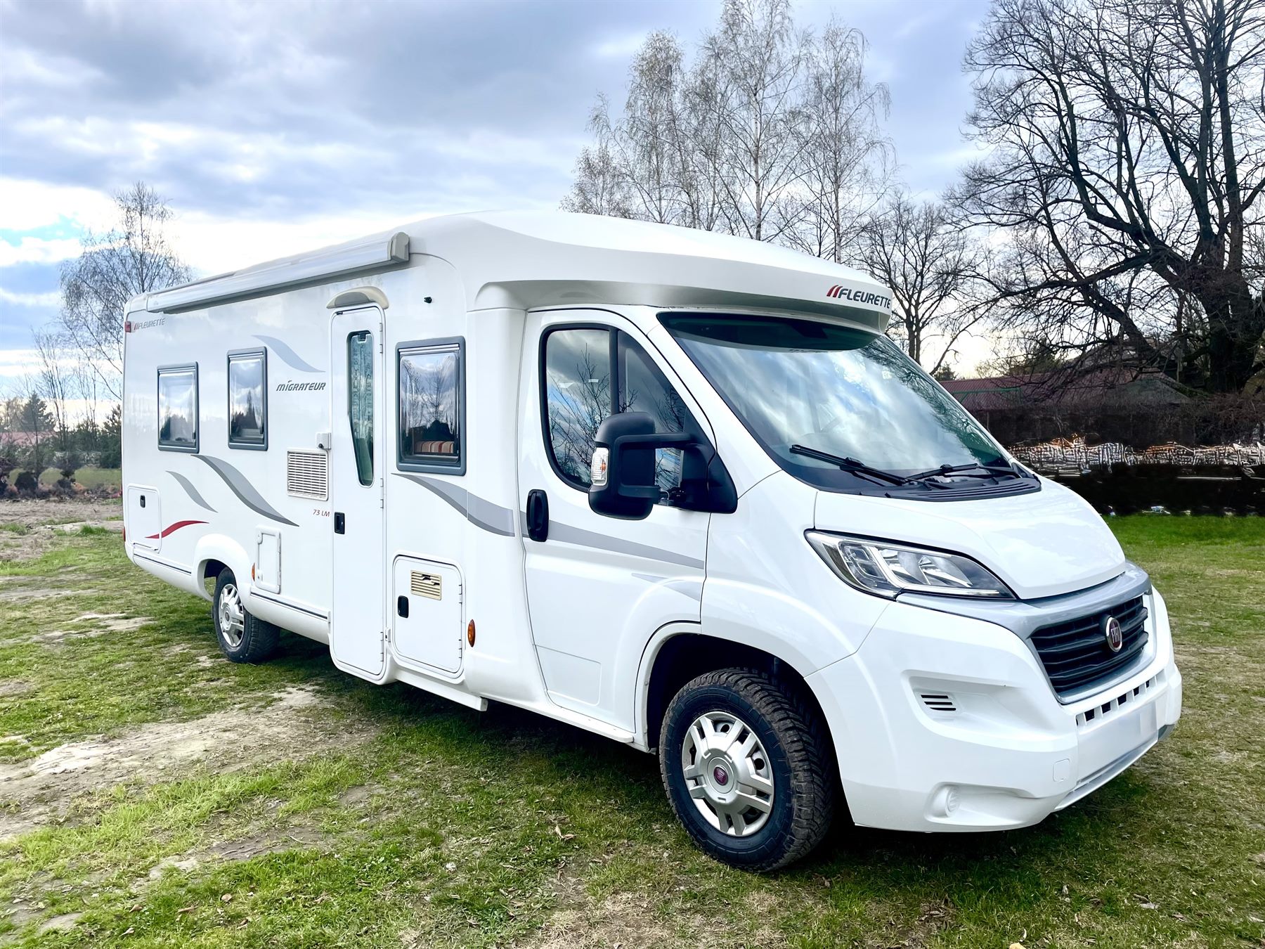 Kamper Camper Wawa z przodu